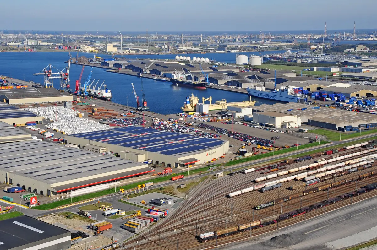 De Westelijke Ontsluiting Waaslandhaven (WOW) speelt een belangrijke rol in de verbetering van de aansluiting van de haven op het hoofdverkeersnet voor verschillende vervoersmodi, zoals spoor, auto- en vrachtverkeer en fietsers.