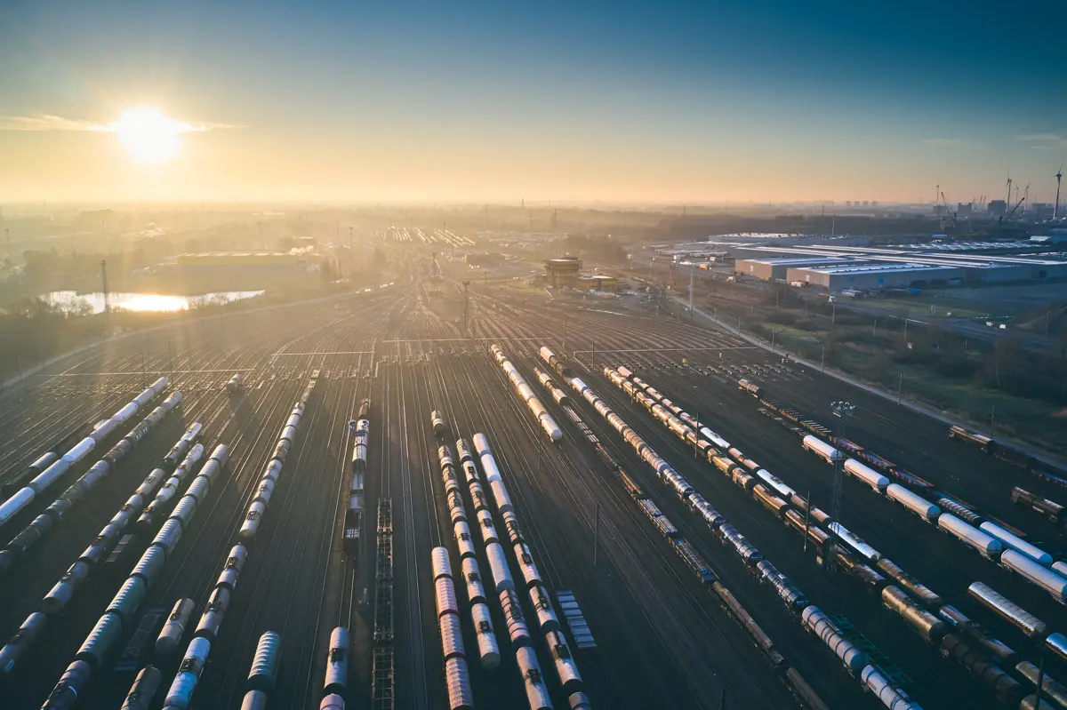 Het vormingsstation Antwerpen-Noord is het grootste rangeerstation van de Benelux met twee rangeerheuvels, acht bundels voor treinen en twee bundels voor locomotieven.