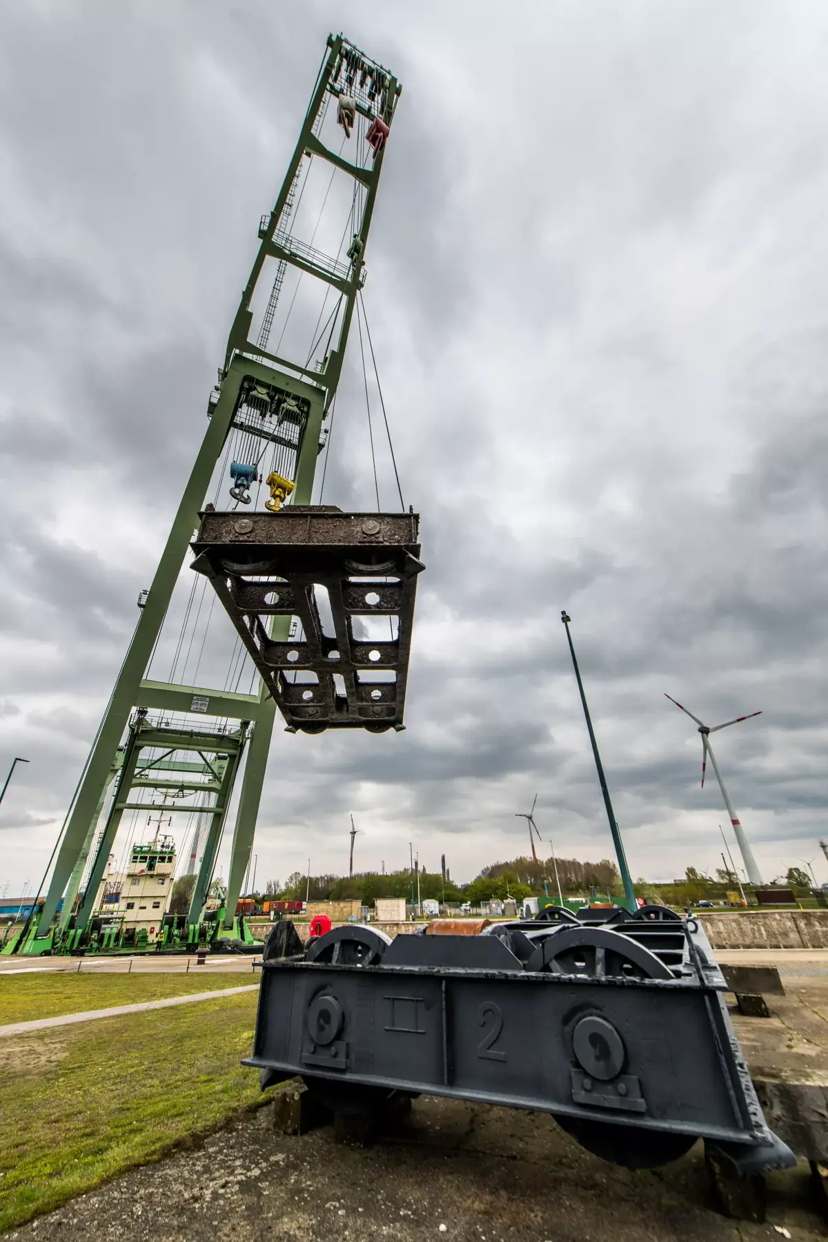 Hijsbok Brabo tilt een sluisonderdeel op tijdens werken aan de Zandvlietsluis.