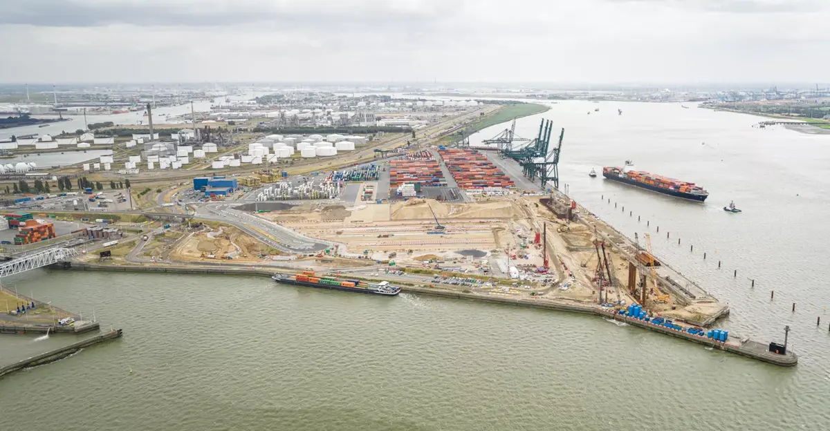 Vernieuwing van de kaaimuur aan de Europa Terminal.