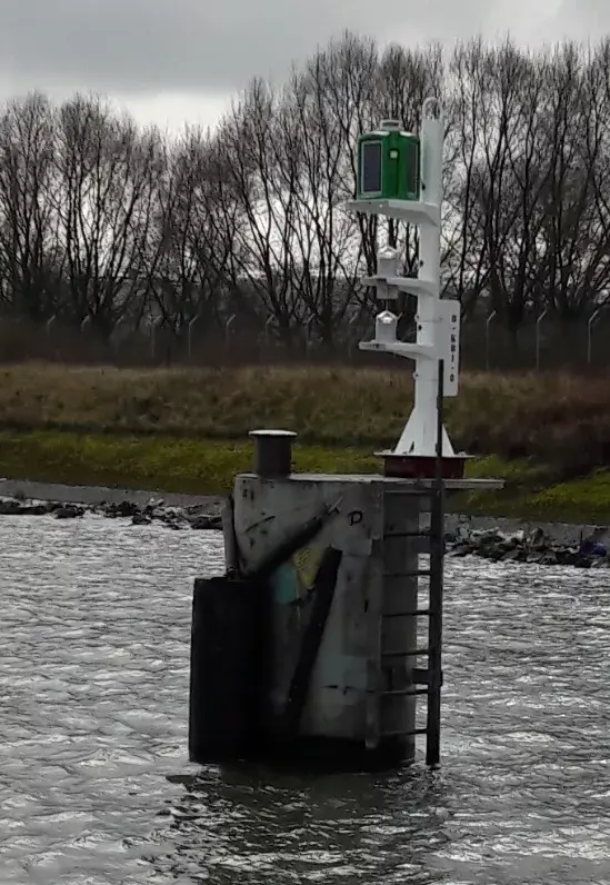 Een dukdalf is een zware paal of constructie midden in het water waar je schepen aan kan vastleggen. 