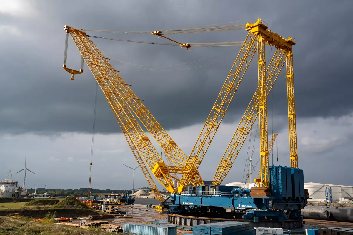 Heavy lift kraanspecialist Sarens in Antwerpen ontwikkelde de E-Pack voor telescopische kranen.