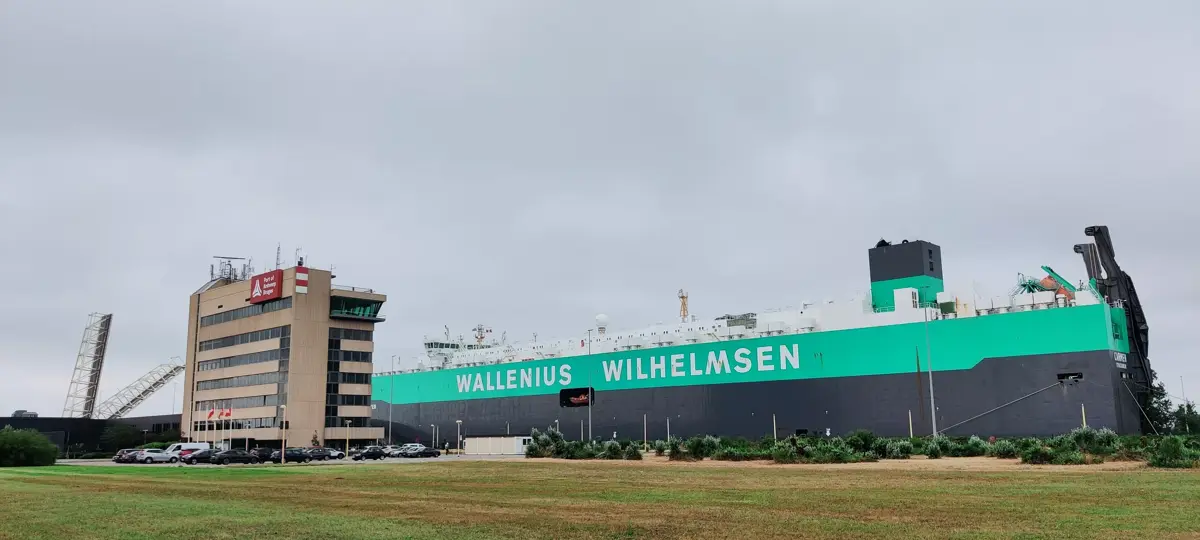 Wallenius Wilhelmsen schip aan pierre vandammehuis in sluis