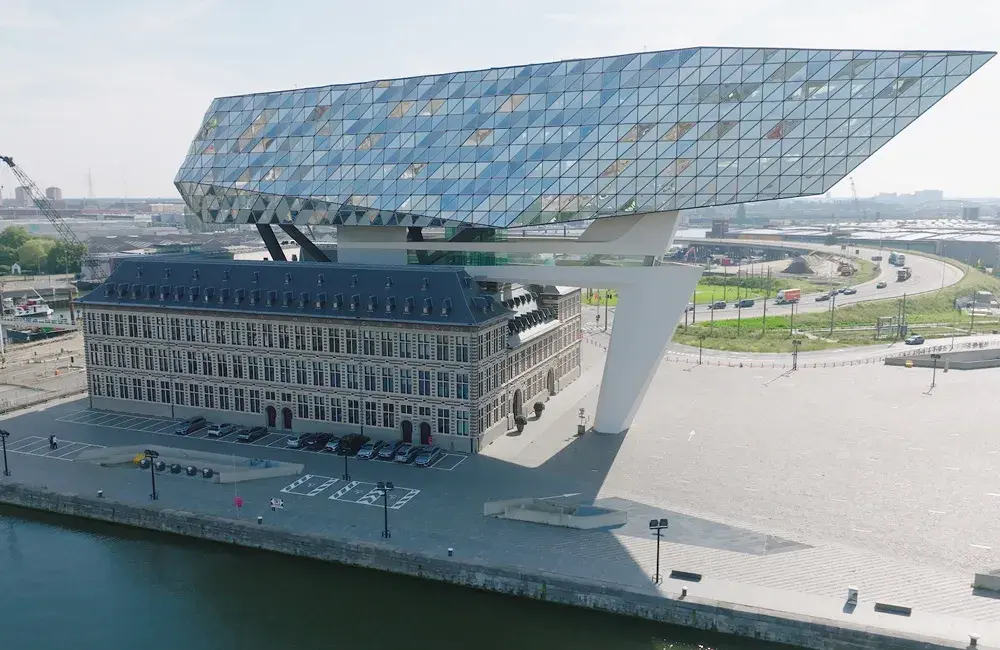 Volg oud-medewerkers tijdens een nostalgische trip naar de haven en ontdek hoe Port of Antwerp-Bruges vorm geeft aan de haven van de toekomst.