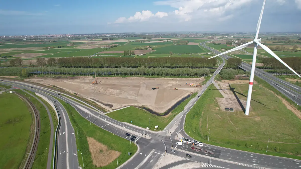 Ophoging van het terrein voor een nieuwe vrachtwagenparking aan de A11 in Zeebrugge.